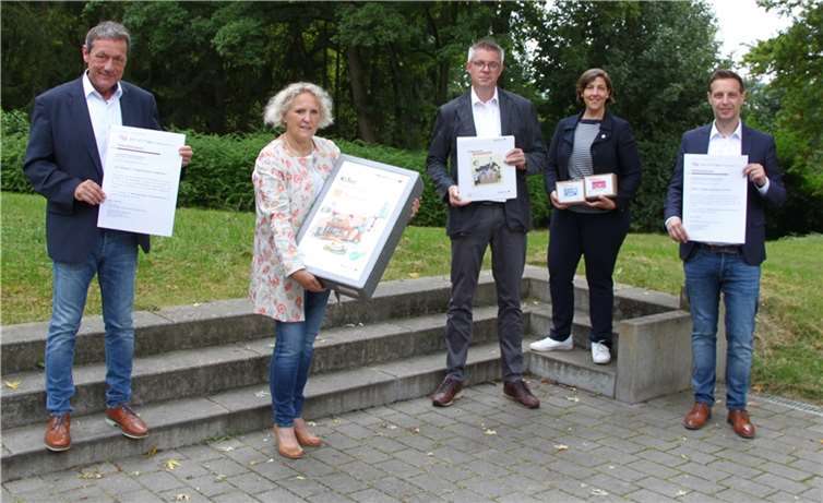 v.l.n.r Landrat Achim Schwickert (Westerwaldkreis), Susanne Kersten (Stöffelmaus Schule), Peter Seelbach (Konrad-Adenauer-Gymnasium), Katharina Schlag (wfg) und Tim Thielen (MINT-Geschäftsstelle). Foto: privat