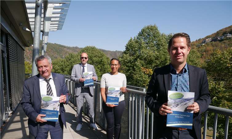 (v.l.n.r.) Landrat Manfred Schnur, IHK-Regionalgeschäftsführer Knut Schneider, Norina Menne, Dirk Barbye.