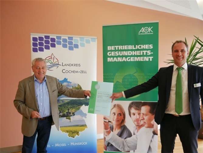 (v.l.n.r.) Landrat Manfred Schnur und Regionalleiter der AOK Rheinland-Pfalz/Saarland Christian Daum. Foto: Kreisverwaltung