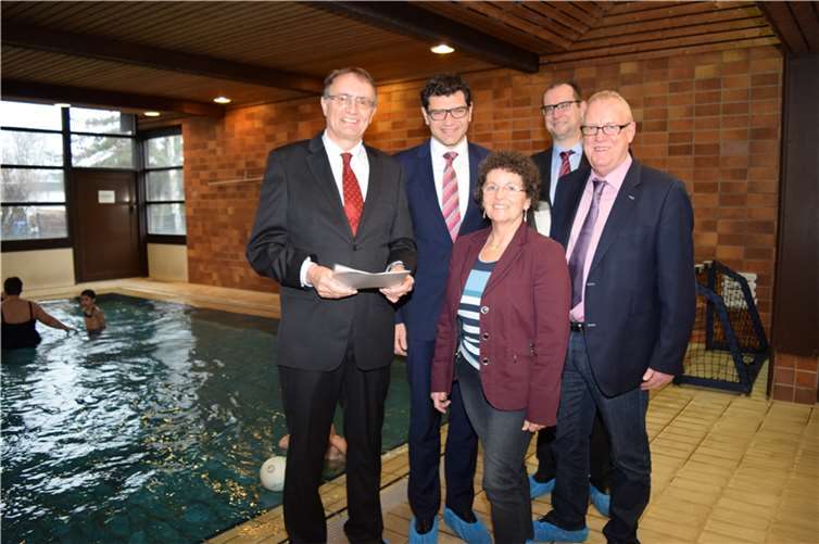 (v.l.n.r.) Landrat Rainer Kaul, Staatssekretär Dr. Salvatore Barbaro, Konrektorin Gretel Dornauf, Referatsleiter Rüdiger David, Landtagsabgeordneter Fredi Winter.privat