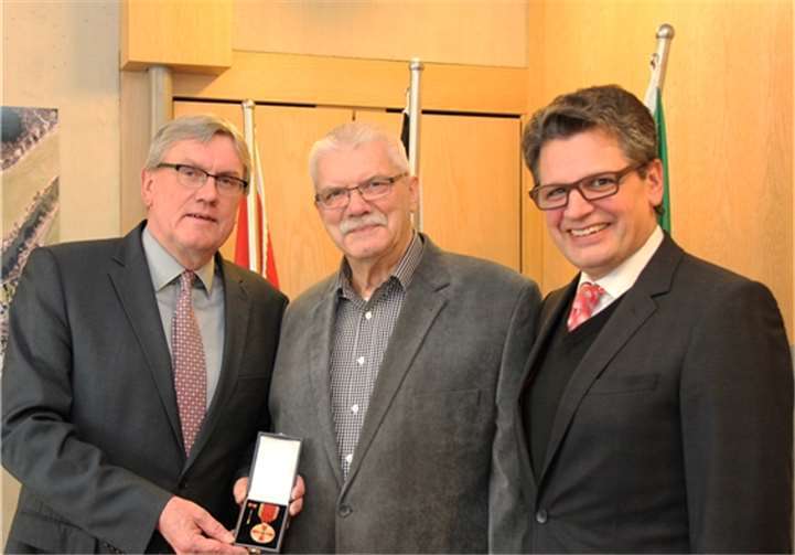 (v.l.n.r.) Landrat Sebastian Schuster, Günter Kania, Bürgermeister Klaus Pipke. Stadt Hennef