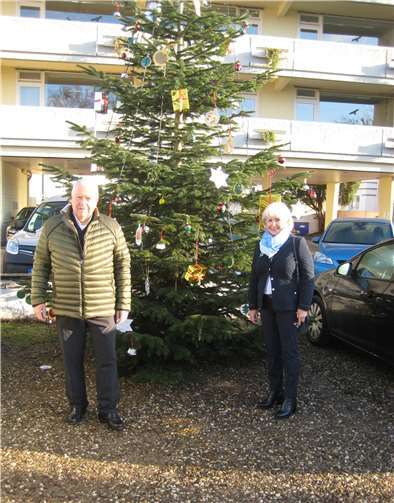 v.l.n.r: Landtagsabgeordneter Guido Ernst und die Vorsitzende der Senioren-Union Ingeborg Bernards schauen zuversichtlich in Jahr 2021.Foto: Seniorenunion