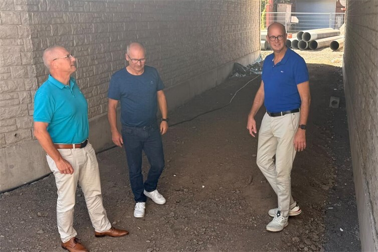 (v.l.n.r.) Landtagsabgeordneter Jürgen Schmied, Ortsbürgermeister Oliver Labonde und Verbandsgemeindebürgermeister Jan Ermtraud bei der Begehung der Bahnunterführungen in Rheinbrohl.
