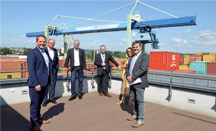 (v.l.n.r.) Lars Hörnig (kaufm. Geschäftsführer der Stadtwerke Andernach), Oberbürgermeister Achim Hütten, Jan Deuster (techn. Geschäftsführer der Stadtwerke Andernach), Oberbürgermeister der Stadt Neuwied Jan Einig, Nina Porz sowie Ralf Pastoors der Stadtverwaltung Neuwied bei der gemeinsamen Vereinbarungsunterzeichnung.Foto: Meta Wellling