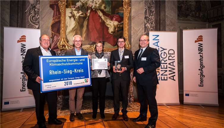 vlnr: Laudator Ralf Holub (Kabarettist), Christoph Schwarz (Umweltdezernent des Rhein-Sieg-Kreises), Michaela Steinert (Rhein-Sieg-Kreis), Lukas Fischer (Rhein-Sieg-Kreis) und Lothar Schneider (Geschäftsführer der Energieagentur NRW). Rhein-Sieg-Kreis