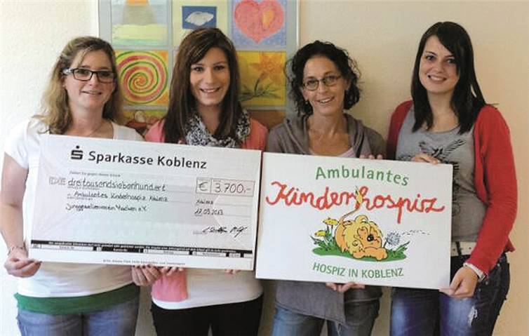 (v.l.n.r.) Laura Schmitt (erste Vorsitzende JGV Macken), Anne Hennig (erste Schriftführerin JGV Macken), Katja Masendorf (Stellvertreterin des Ambulanten Kinderhospiz Koblenz) und Frau Miriam Sturm (erste Kassiererin JGV Macken) bei der Scheckübergabe.privat