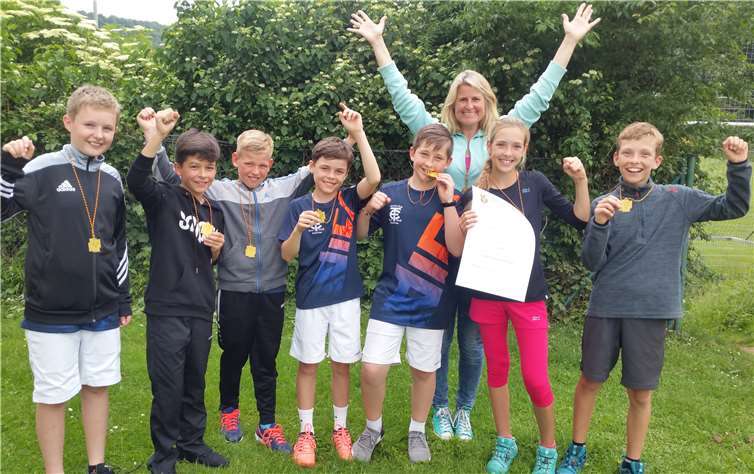 v.l.n.r.: Levin Wagner, Toni Hewel, Liam Neithöfer, Finn Gerharz, Jan-Luca Engel, Sportlehrerin Wenke Fallen, Annalena Noll und Oliver Noll.Goethe-Gymnasium Bad Ems