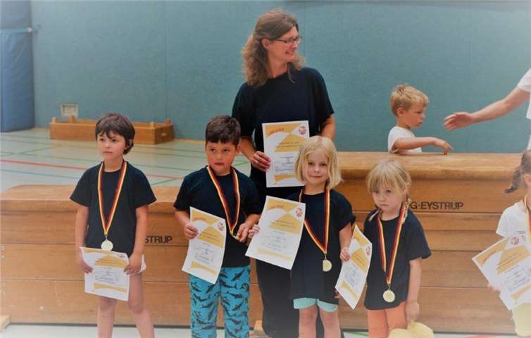 (v.l.n.r.) Lucila Nägler, Dean Vetter, Mara Wieseler und Natalie Felsch Übungsleiterin Simone Klein privat