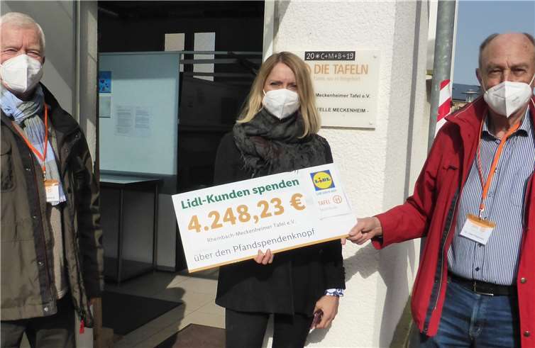 v.l.n.r.: Ludwig Mickisch (Kassenwart der Tafel), Heike Seul (LIDL-Regionalgesellschaft Kerpen), Dr. Uwe Petersen (Vorsitzender der Tafel). Foto: Tafel Rheinbach-Meckenheim