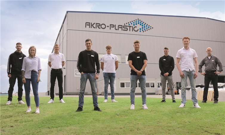 v.l.n.r.: Lukas Polomski, Linda Meier, Paul Schuler, Nikita Koysev, Maximilian Nickenig, Niclas Lopin, Moritz Füllmann, Kevin Meurer, Leander Bergmann. Foto: Akro-Plastic GmbH
