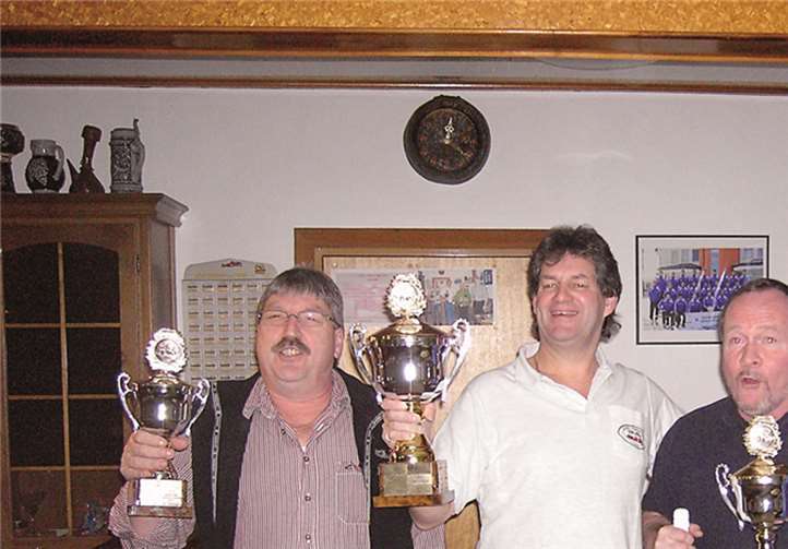 v.l.n.r.: Manfred Dickscheid, Tipp-Weltmeister 2012 der Formel 1 Freunde Trimbs Thomas Acht, Peter Schmitt und Vorsitzender Franz-Josef Josten