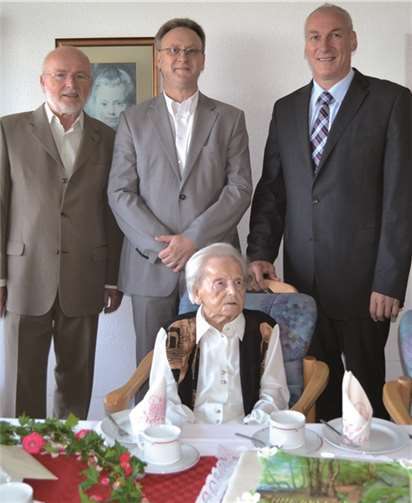 (v.l.n.r) Manfred Grimm, Rainer Welsch, Fred Pretz mit Charlotte Grodtke im Vordergrund. privat