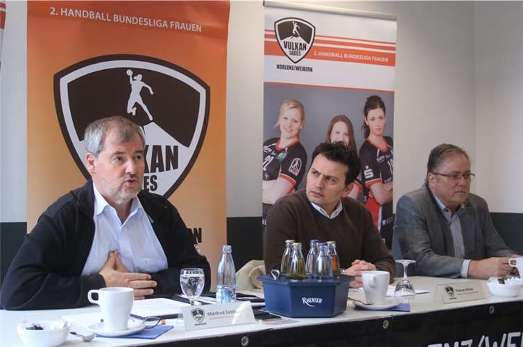 (v.l.n.r.): Manfred Sattler (Geschäftsführer Vulkan-Ladies Koblenz/Weibern), Thomas Weber (Hallensprecher/Pressekonferenzleiter), Peter Josef Schmitz (Mitglied der Geschäftsführung Vulkan-Ladies Koblenz/Weibern und Präsident Handball-Verband Rheinland). Vulkan-Ladies Koblenz/Weibern