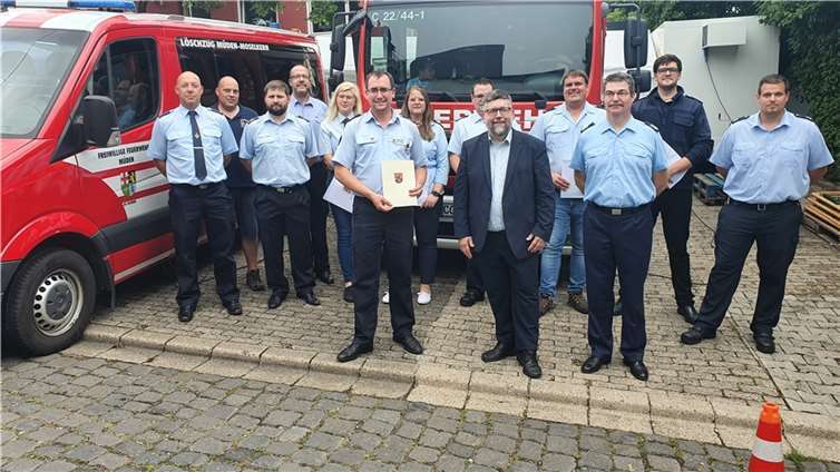 v.l.n.r.: Marco Cook, Christian Heimes, Tobias Gibbert, Sven Waldecker, Jessica Schommer, Andreas Ibald, Nathalie Scherer, Florian Scheid, Bürgermeister Lambertz, Florian Schneider, Wehrleiter Hirschen, Joseph Bleser, stellv. Wehrleiter Herter. Foto: privat