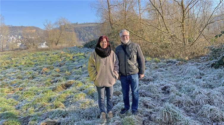 v.l.n.r. Margit Betzing und Ralf Urban überprüfen das Ahrmündungsgebiet auf eventuelle Müllablagerungen.  Foto: Ralf Urban
