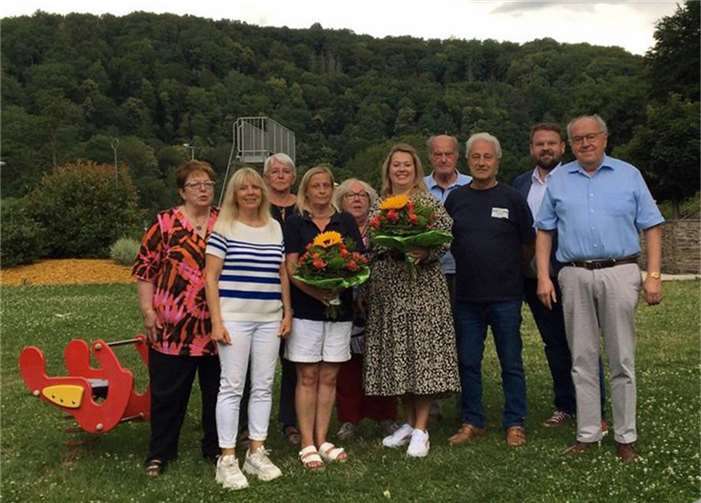 (v.l.n.r): Margit Casper, Gaby Zils, Helga Frankel, Christina Meyer, Hiltrud Buggenthien, Christiane Jung, Alt-Bürgermeister Hajo Stuhlträger, Wolfgang Dietrich, Bürgermeister Christoph Mohr, 1. Beigeordneter Bernhard Wiemer.  Foto: Stadt Bendorf