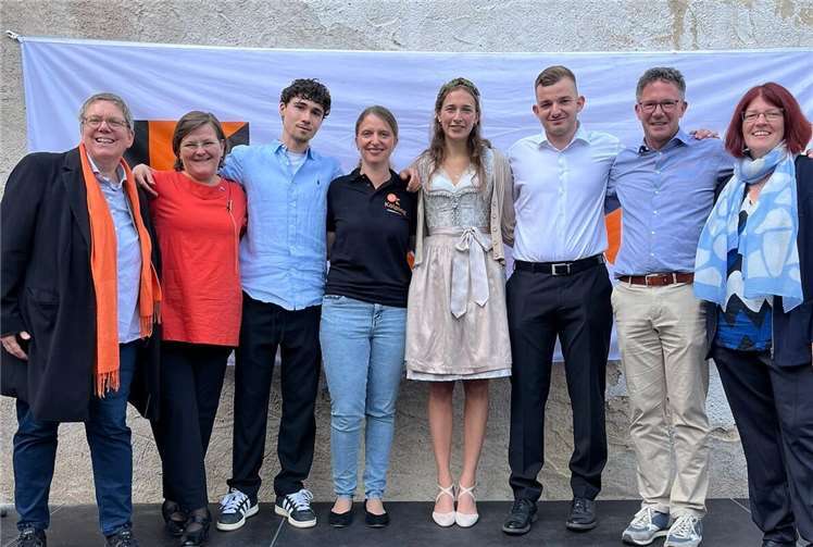 Kolpingsfamilie Altenahr feierte 100-jähriges Bestehen v.l.n.r. Maria Adams (Geistliche Leiterin im Bundesvorstand des Kolpingwerks), Elke Grün (Geistliche Leiterin im Diözesanverband Trier), David Müller, Anna Steins (beide Mitglieder des Vorstands der Kolpingsfamilie Altenahr), Weinkönigin Hanna Müller, Julius Knieps und Martin Müller (beide Mitglieder des Vorstands der Kolpingsfamilie Altenahr), Manuela Kremer-Breuer, Gemeindereferentin Altenahr.Fotos: privat