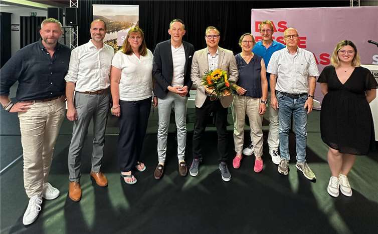 Nicolas Cordes als SPD-Landtagskandidat im Wahlkreis 12 gewählt  v.ln.r.: Marko Boos, Clemens Hoch, Nadja Stein, Marc Ruland, Nicolas Cordes, Karin Küsel, Max Mumm, Dirk Meid und Pauline Montada. Foto: Benjamin Kastner