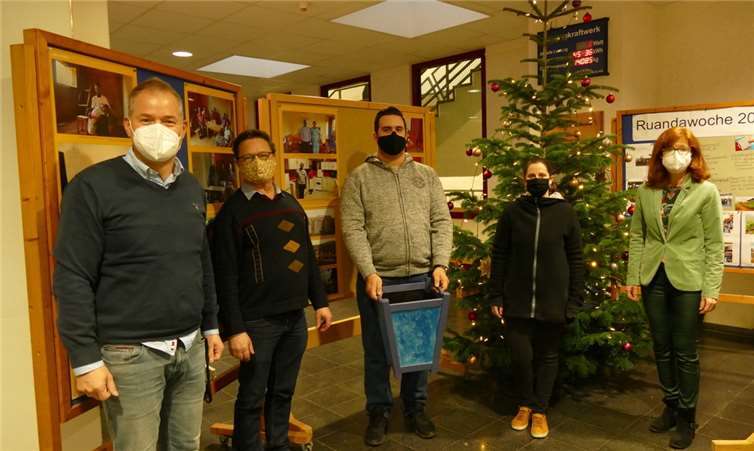 vlnr. Marko Depping, Joachim Schreiber, Niklas Schmidt, Kerstin Wiederstein, Manuela Altenkamp.jpeg„Stifte für Ruanda“.Foto: Britta Kleine-Tebbe