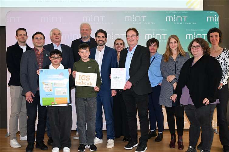v.l.n.r.: Markus Fleige (Technik Begeistert), Karl Wilhelm (Christiani), Philipp Schüller (IGS), Dr. Peter Emde (VDI RLP), Nico von Geldern (IGS), Martin Pulch (IGS), Minister Teuber, Janin Burgund (Deutsche Bahn), Bernhard Geyermann (IGS), Claudia Werum (VBI/TGA Planpartner), Gabi Schulz (IGS), Jessica Cramer (IGS), Sabine Becker (MINT Zukunft).Foto: Kristina Schäfer