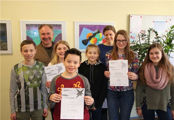 v.l.n.r.: Markus Kowsik, Schulleiter Joachim Baldus, Chantal Czieczatka, Luca Schrank, Kira Hörnemann, Stephanie Güth, Sara Bergmann, Nika Baltaiskalna. Goethe-Gymnasium Bad Ems