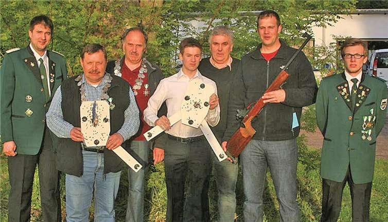 v.l.n.r. Markus Sesterhenn (1. Brudermeister), Karl-Josef Adams (Schützenkönig), Ewald Klöckner (Scheibenkönig), David Weidung (Jungschützenkönig & Vereinsmeister Jugend LG), Walter Kasper (Vereinsmeister KK & Vereinsmeister Altersklasse LG), Uwe Sesterhenn (Vereinsmeister Dreistellungskampf), Markus Weidung (Jungschützenprinz & Vereinsmeister Schützenklasse LG).