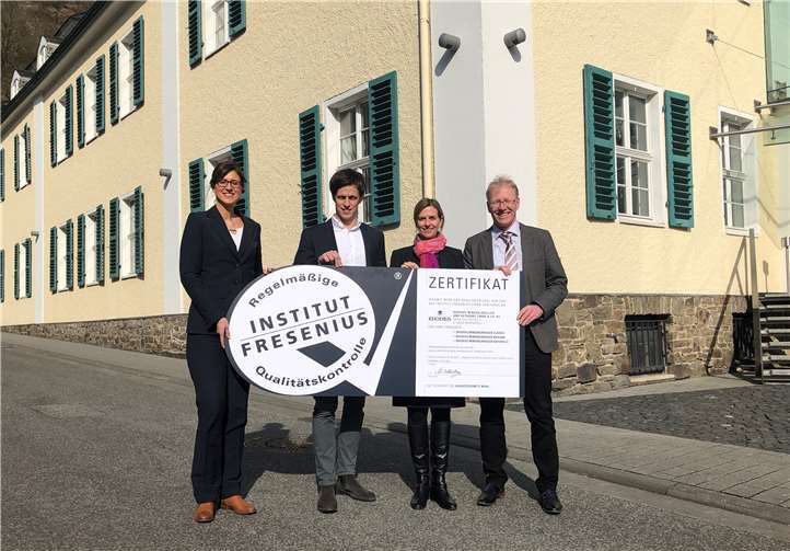 (v.l.n.r.): Marta Schlichting, SGS INSTITUT FRESENIUS, David Rombach, Qualitätsmanagement RHODIUS Mineralquellen, Frauke Helf, geschäftsführende Gesellschafterin RHODIUS Mineralquellen und Sebastian Rau, SGS INSTITUT FRESENIUS.