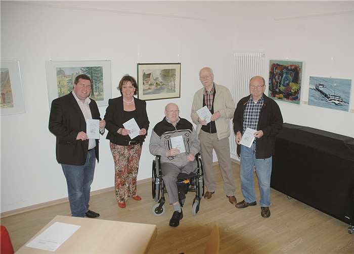 (v.l.n.r.) Martin Emmerich (Geschäftsführer des Verkehrs- und Verschönerungs-Vereins), Ursula Hohn (Mitglied im Arbeitskreis - AK Mundart), The Winkens (Mitglied im AK Mundart), Helmut Schmitz (Mitglied im AK Kultur, zudem zuständig für die Betreuung des AK Mundart und verantwortlich für die Gestaltung der Mundart-Broschüre) sowie Manfred Hohn (Mitglied im AK Mundart). STUHA