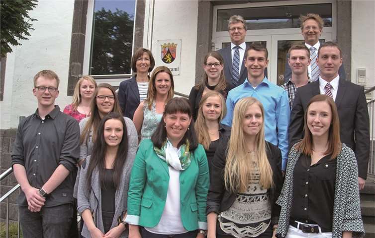 v.l.n.r.: Martin Görgen, Saskia Peifer, Franziska Dax, Kristin Runkel, Maike Hörz (1. Reihe), Jennifer Zens/Lehrbezirk, Laura Back, Kathrin Weiler/Lehrbezirk, Sissy Schultz, Robin Fassbender, Heiko Morbacher, (2. Reihe), Brigitta May/Geschäftsstellenleiterin, Kathrin Hermann/Lehrbezirk, Thomas Hoppe (3. Reihe), Reimund Becker/Ausbildungsleiter, Oliver Schiffer/Vorsteher.privat