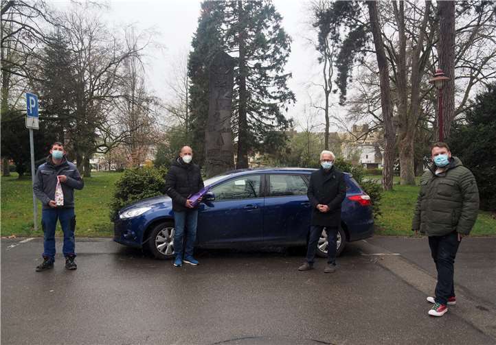 (v.l.n.r.) Martin Jechel und Dirk Schade nahmen stellvertretend für alle freiwilligen Fahrerinnen und Fahrer den Dank von Manfred Hendrichs und Bürgermeister Christoph Mohr entgegen.Foto: Stadt Bendorf