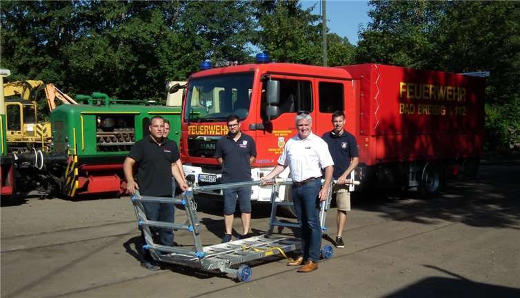 v.l.n.r.: Martin Kunz (stv. Wehrführer FFW Bad Breisig), Marcel Caspers (Wehrführer FFW Bad Breisig), Stefan Raab (Geschäftsführer Brohltal-Schmalspureisenbahn Betriebs-GmbH), Sebastian Still (Wehrführer der FFW Brohl) und Ronny Zilligen (Wehrleiter der VG Bad Breisig).Foto: Michael Müller, Brohltalbahn