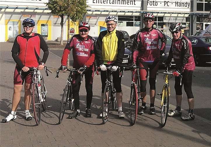 (v.l.n.r.) Martin Schumacher, Peter Jülich, Alfred Kantreiter, Helmut Schumacher und Reinhold Haider in Andernach bei ihrer Abschlusstour. privat
