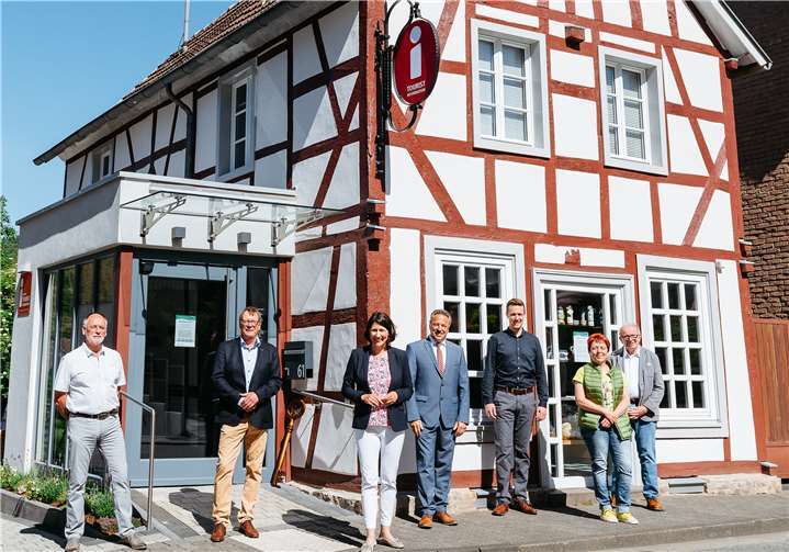 (v.l.n.r.) Matthias Hardt, Architekt, Martin Lerbs, Ortsbürgermeister Waldbreitbach, Ministerin Daniela Schmitt, Hans-Werner Breithausen, Bürgermeister der VG Rengsdorf-Waldbreitbach, Florian Fark, Geschäftsführer Touristik-Verband Wiedtal e.V., Annette Born, Immobilienbetreung VG Rengsdorf-Waldbreitbach, Rolf Schmidt-Markoski, LEADER - Beauftragter.Quelle: David Vogt für Touristik-Verband Wiedtal e.V.
