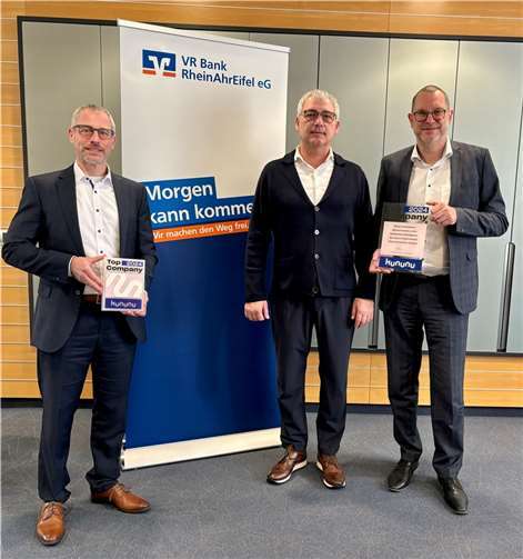vlnr. Matthias Herfurth (Vorstand), Sascha Monschauer (Vorstandsvorsitzender) und Michael Nisius (Bereichsleiter Vertriebsmanagement)nehmen die kununu-“Top Company 2024“-Auszeichnung entgegen.  Foto: Clara Elisa Stoffel, VR Bank RheinAhrEifel eG