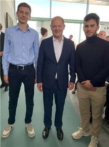 v.l.n.r.: Maximilian Alt, Bundeskanzler Olaf Scholz, Benedikt Eberle.  Foto: Johannes-Gymnasium