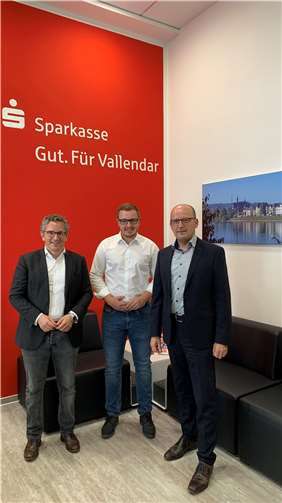 v.l.n.r. MdB Dr. Thorsten Rudolph, Bürgermeisterkandidat Dominik Pretz und Sparkassen Filialleiter Arno Minwegen.  Foto: privat