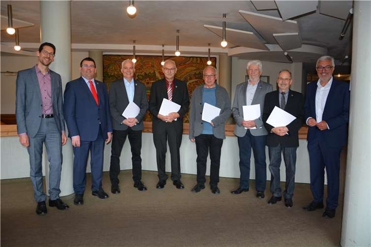 v.l.n.r. MdL Manuel Liguori, Landrat Jörg Denninghoff, Jörg Dillenberger, Winfried Saueressig, Alois Diebold, Karl-Heinz Bender, Hans-Leo Cremer, MdL Roger Lewentz.  Foto: Kreisverwaltung/Saskia Daubach-Metz