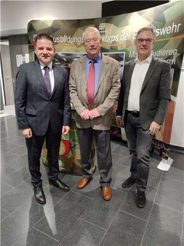 v.l.n.r. Meckenheimer Bürgermeister Herr Jung, 1. Vorsitzender des Bürgervereins Meckenheim e.V., Herr Biesterfeldt, und der Vorstandssprecher der Raiffeisenbank Voreifel eG, Herr Burchard Kraus, freuen sich über den Erfolg für die Bürgerstiftung der Stadt Meckenheim