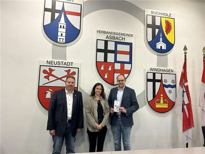 v.l.n.r. Michael Christ (Verbandsbürgermeister Asbach), Martina Knopp (Abteilungsleiterin Sozialamt) und Pierre Fischer (1. Beigeordneter Verbandsgemeinde Rengsdorf-Waldbreitbach).  Foto: Beate Brückner