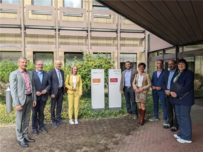 v.l.n.r.: Michael Dötsch, Lars Rieger MdL, Dr. Helmut Martin MdL, Ellen Demuth MdL, Torsten Welling MdL, Petra Schneider MdL, Edwin Schick, Peter Moskopp MdL, Anette Moesta MdL.  Foto: Büro Anette Moesta