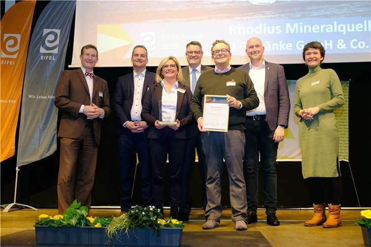 )v.l.n.r.:) Michael F. Bayer, Hauptgeschäftsführer IHK Aachen, Präsidium der Zukunftsinitiative Eifel, Oliver Paasch, Präsidium der Zukunftsinitiative Eifel, Jutta Hübner, RHODIUS Mineralquellen, Dr. Tim Grüttemeier, Städteregionsrat, Rolf Hübner, Geschäftsführer RHODIUS Mineralquellen, Andreas Kruppert, Landrat des Eifelkreises Bitburg-Prüm und Präsident der Zukunftsinitiative, Andrea Stenz, IHK Koblenz, Leitung Regionalgeschäftsstelle Bad Neuenahr-Ahrweiler.  Foto:RHODIUS Mineralquellen und Getränke GmbH & Co. KG