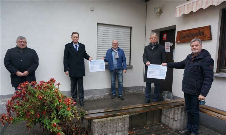 v.l.n.r.: Michael Mahlert, 1 Kreisbeigeordneter, Franz-J. Köllner, Geschäftsführer der Raiffeisendruckerei und Vorstandsmitglied beim Deutschen Genossenschafts-Verlag eG, Werner Hammes, 1. Vorsitzender des Caritasverbandes Rhein-Wied-Sieg, Andreas Harner, Vorstandssprecher der VR Bank Rhein-Mosel eG und Eberhard Köhler, Direktor des Caritasverbandes Rhein-Wied-Sieg.Foto: Privat