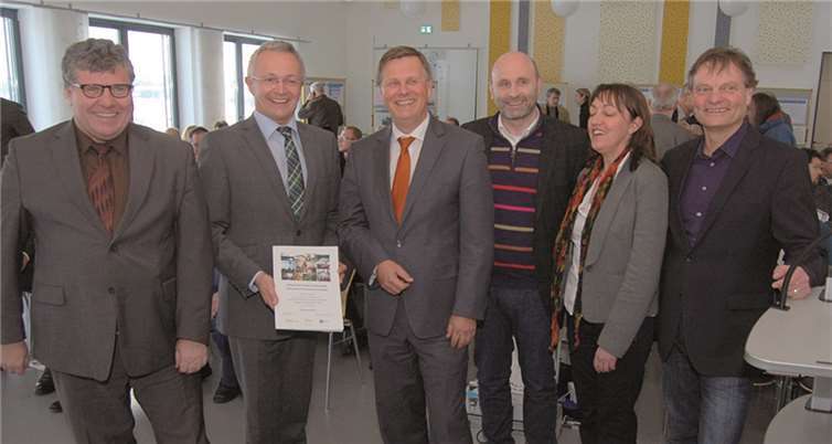 (v.l.n.r.) Michael Mahlert, Vorsitzender der Kreisgruppe des Gemeinde- und Städtebundes Rheinland-Pfalz, Achim Hallerbach, 1. Kreisbeigeordneter und zuständiger Umweltdezernent der Kreisverwaltung, Dr. Ulrich Kleemann, Präsident der SGD Nord, Professor Dr. Peter Heck vom Umweltcampus Birkenfeld, Priska Dreher, Projektbetreuerin bei der Kreisverwaltung Neuwied, Philipp Jung, Geschäftsführer von Quest team, Niedersteinebach, als Moderator des Abends.Privat