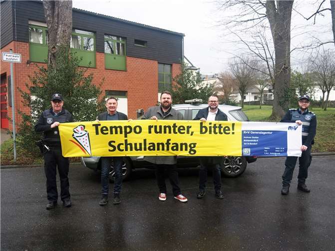 (v.l.n.r.): Michael Moritz, Gerd Schmitz, Bürgermeister Christoph Mohr, Andreas Stettler und Stefan Berres mit dem neuen Schulwegbanner.  Foto: Stadt Bendorf