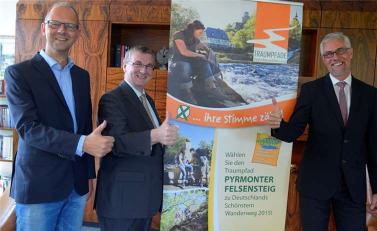 (.v.l.n.r.) Michael Schwippert (stellv. GF der REMET), Verbandsvorsteher Landrat Dr. Alexander Saftig und Henning Schröder (GF der REMET) freuen sich über den großen Erfolg des Traumpfades Pyrmonter Felsensteig. Fotos: Traumpfade/Kappest