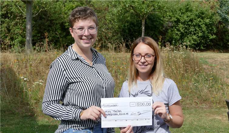 v.l.n.r. Mira Thelen und Julia Giesbrecht bei der Übergabe des Schecks für besondere schulische Leistungen.