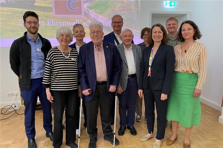 v.l.n.r: Mitglieder der Klinikleitung: R. Albuquerque, Dr. S. Smolenski, H. Heideck, Dr. Ch. Smolenski, Vorsitzender der BAG: R. Belling, hintere Reihe: Dr. K. Scharping, Dr. S. Heynert;Vorne rechts: Vertreter Stadt/Kreis/Land: R. Frick, C. Weigand, Dr. J. Schwaben