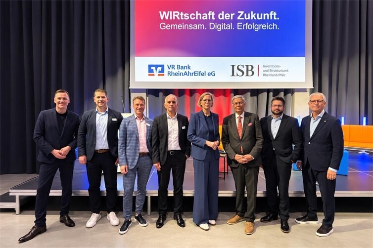 vlnr: Moderator Holger Wienpahl (SWR), Sascha Böhr (Co-Founder & CEO nuwacom GmbH), Franz-Josef Strauß (Bereichsleiter Unternehmens-entwicklung der VR Bank RheinAhrEifel eG), Dr. Ulrich Link, Vorstandsmitglied der Investitions- und Strukturbank Rheinland-Pfalz (ISB), Simone Schneider (Staatssekretärin im Ministerium für Wirtschaft, Tourismus, Energie und Klima des Landes Rheinland-Pfalz), Wolfgang Bosbach (Rechtsanwalt und Innenpolitiker), Andreas Schwarz (Kundenberater der Investitions- und Strukturbank Rheinland-Pfalz) und Sascha Monschauer (Vorstandsvorsitzender der VR Bank RheinAhrEifel eG).