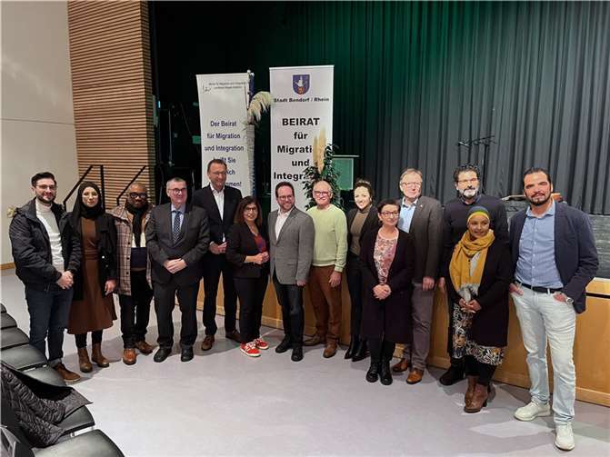 (v.l.n.r.): Mohamad Al Emam, Vorsitzender des BMI Mayen, El Houaria Houaria Kaddour, Mitglied des BMI Bendorf, Bendedict Aimionowane, Vorsitzender des BMI Bendorf, Dr. Alexander Saftig, Landrat des Landkreises Mayen-Koblenz, Josef Oster, Mitglied des Landtages, Zeynep Begen, Vorsitzende des Beirates MYK, Pascal Badziong, Erster Kreisbeigeordneter Landkreis MYK, Ernst Einig, stellvertr. Vorsitzender BMI MYK, Laura Mies-Lara, Mitglied BMI MYK, Paloma Seniow-Treyde, Mitglied BMI MYK, Joachim Plitzko, Mitglied BMI MYK, Taylan Doksöz, Mitglied BMI MYK, Muzne Omar, Mitglied BMI Bendorf, Raduan Fatine, Mitglied BMI Mayen.  Foto: Stadt Bendorf