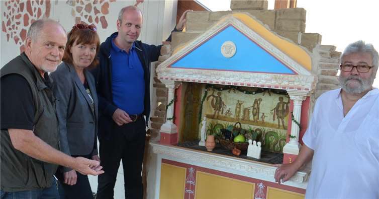 (v.l.n.r.): Museumleiter Hubertus Ritzdorf und seine Mitarbeiter freuen sich über das von Bernd Walther gebaute Modell eines Larenheiligtums. (Foto: Roemervilla) Personenangaben: Museumstechniker Peter Mochalle. Museumsmitarbeiterin Karin Hewel, Museumsleiter Dr. Hubertus Ritzdorf, Modellbauer Bernd Walther. Hubertus Ritzdorf